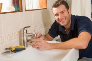 a plumbing in El Cajon tech is fixing a faucet